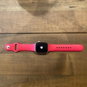 Apple iWatch Series 5 (GPS only) - 40mm - Gold Aluminum